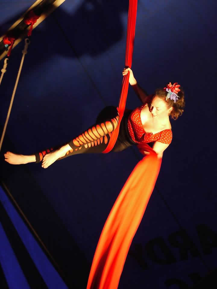 Suelala - Aerial acts - silks, trapeze, circus performance.